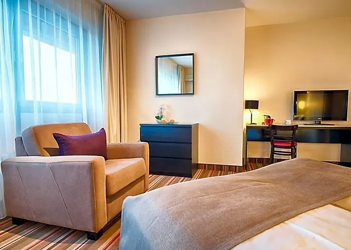 Hotel Leonardo Airport 3*