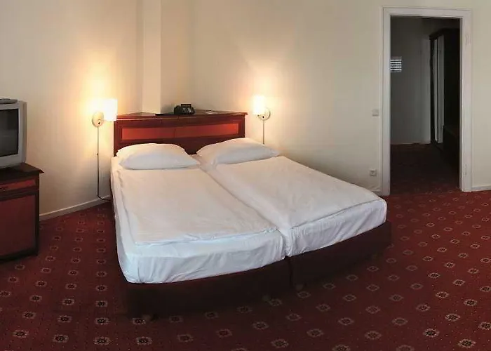 Hotel Leonardo Airport 3*